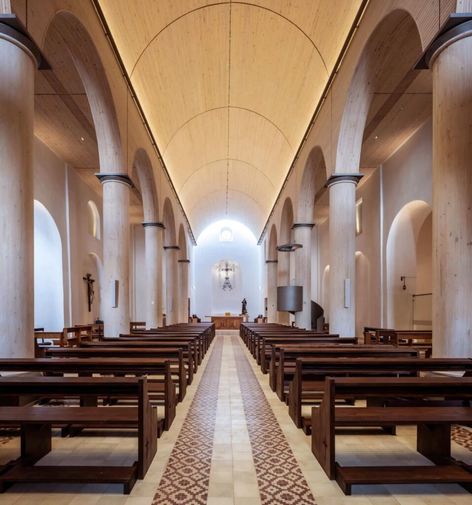 wnętrze kościoła